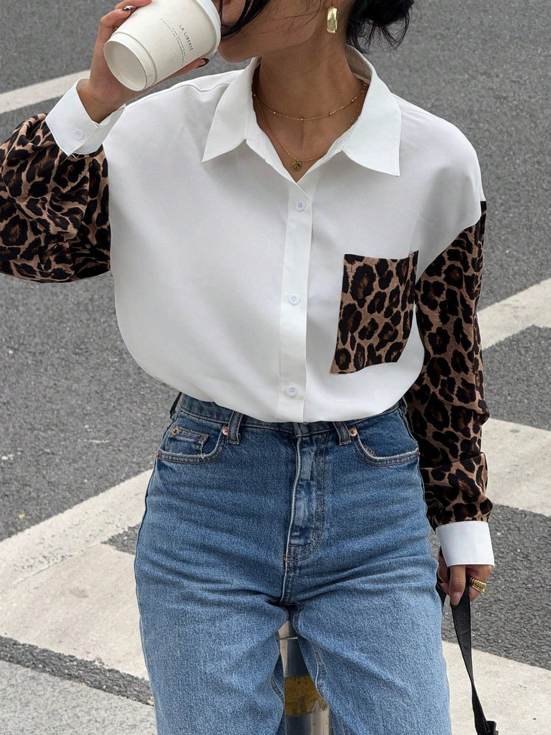 R&B | Damenbluse mit Leo-Details Auffällig, Locker & Streetstyle Bereit