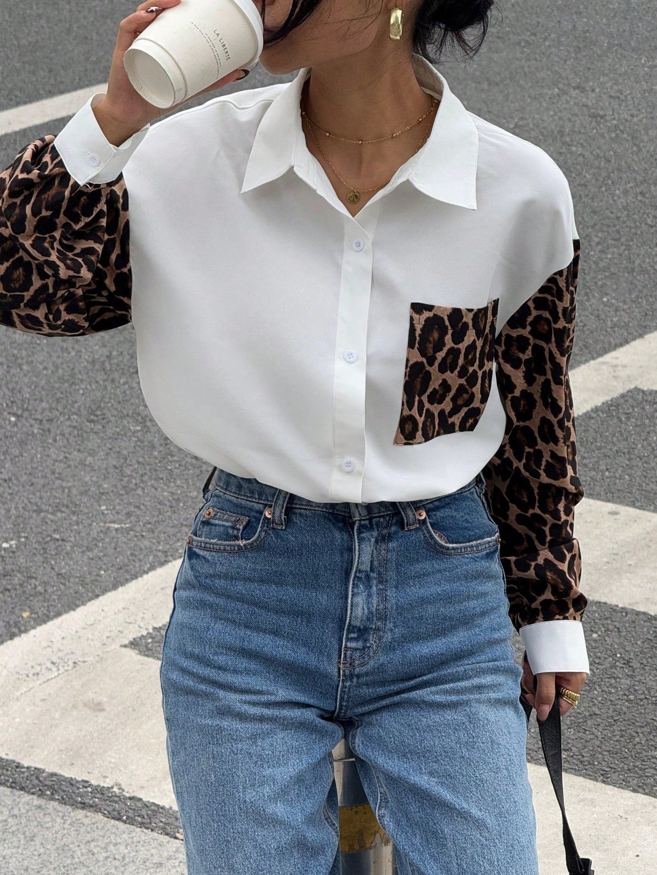 R&B | Damenbluse mit Leo-Details Auffällig, Locker & Streetstyle Bereit