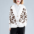 Damen Strickjacke mit modernem Leopardenmuster und praktischen Knöpfen