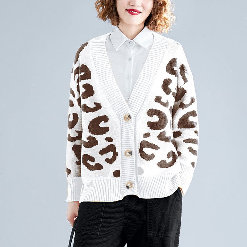 Damen Strickjacke mit modernem Leopardenmuster und praktischen Knöpfen