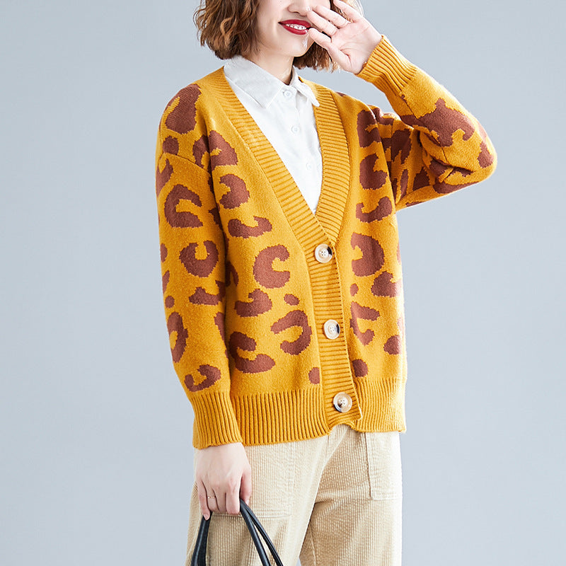 Damen Strickjacke mit modernem Leopardenmuster und praktischen Knöpfen R&B