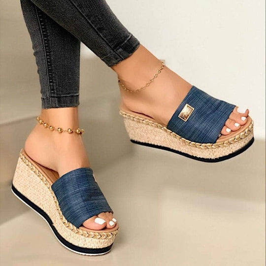 Damen nan Espadrille-Pantolette mit geflochtenem Bastkeil, breitem Strukturriemen und goldener Zierplatte R&B