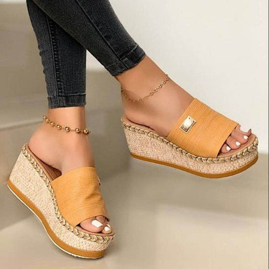 Damen nan Espadrille-Pantolette mit geflochtenem Bastkeil, breitem Strukturriemen und goldener Zierplatte R&B