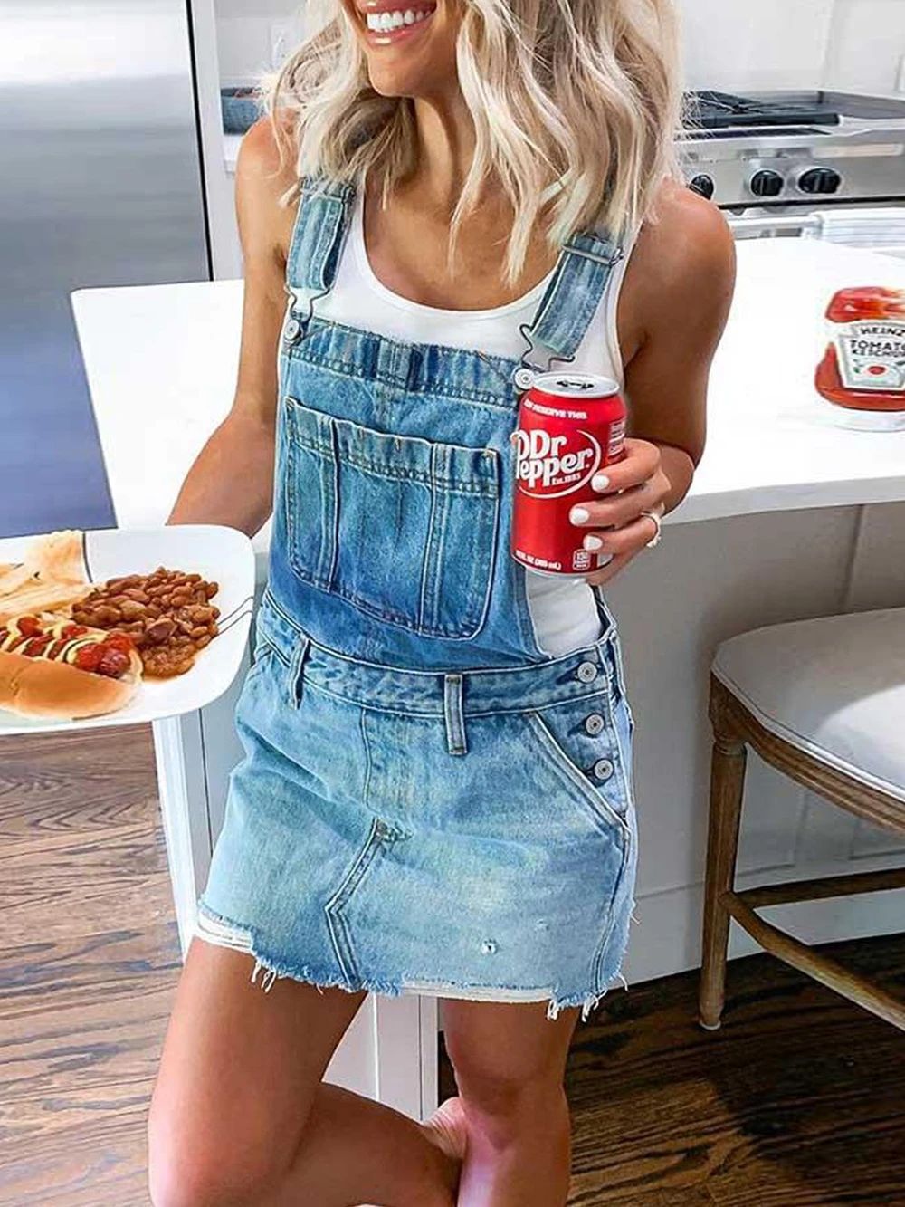 Damen Latzkleid aus hochwertigen Denim mit stylischen Knopfdetails