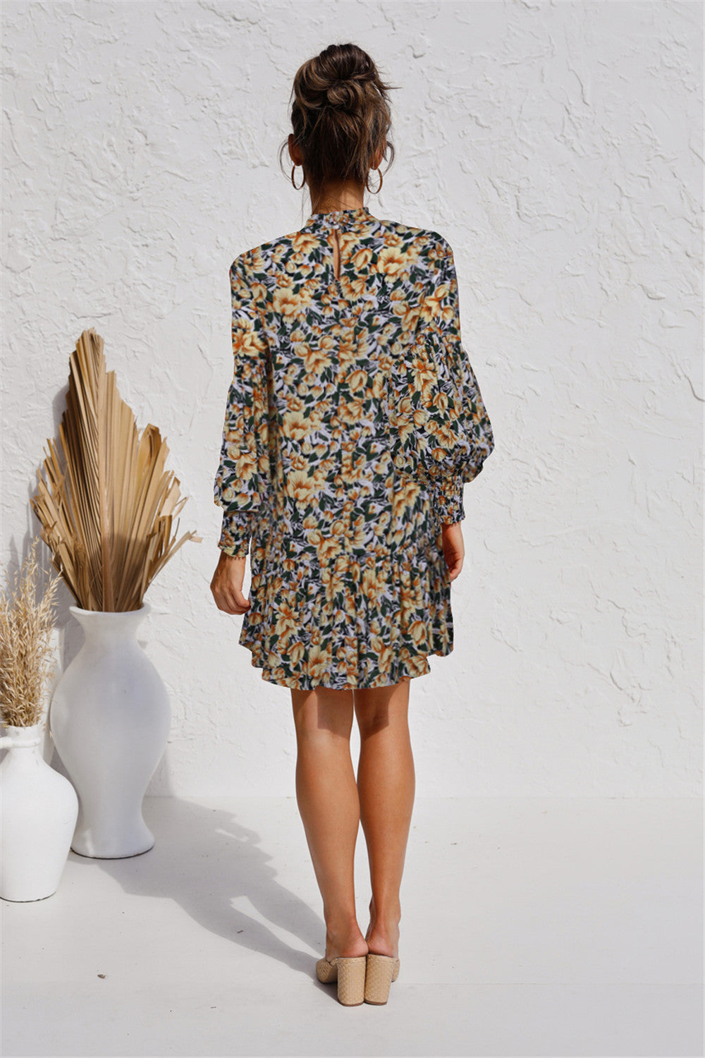 Damen Blümchen Minikleid mit voluminösen Ärmeln und dekorativem Stehkragen R&B