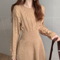 Damen Strickkleid mit strukturiertem Zopfmuster und femininer Silhouette