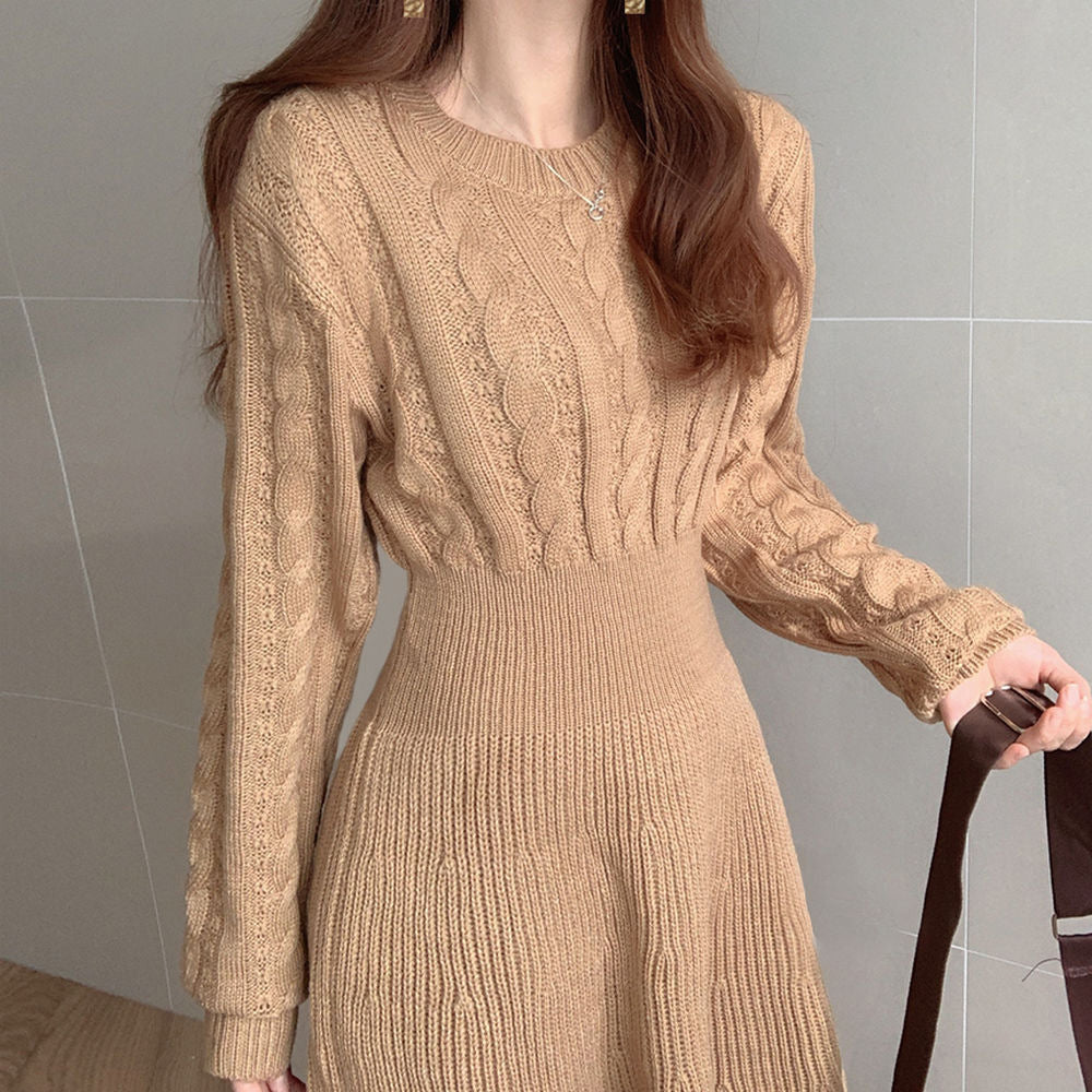 Damen Strickkleid mit strukturiertem Zopfmuster und femininer Silhouette
