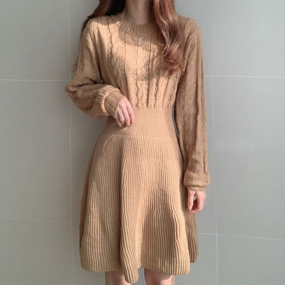 Damen Strickkleid mit strukturiertem Zopfmuster und femininer Silhouette