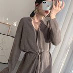 Damen Langstrickkleid mit Bindegürtel und V-Ausschnitt