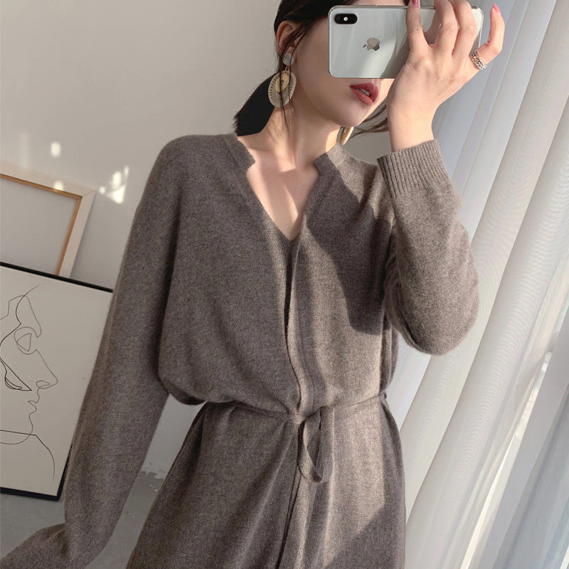 Damen Langstrickkleid mit Bindegürtel und V-Ausschnitt