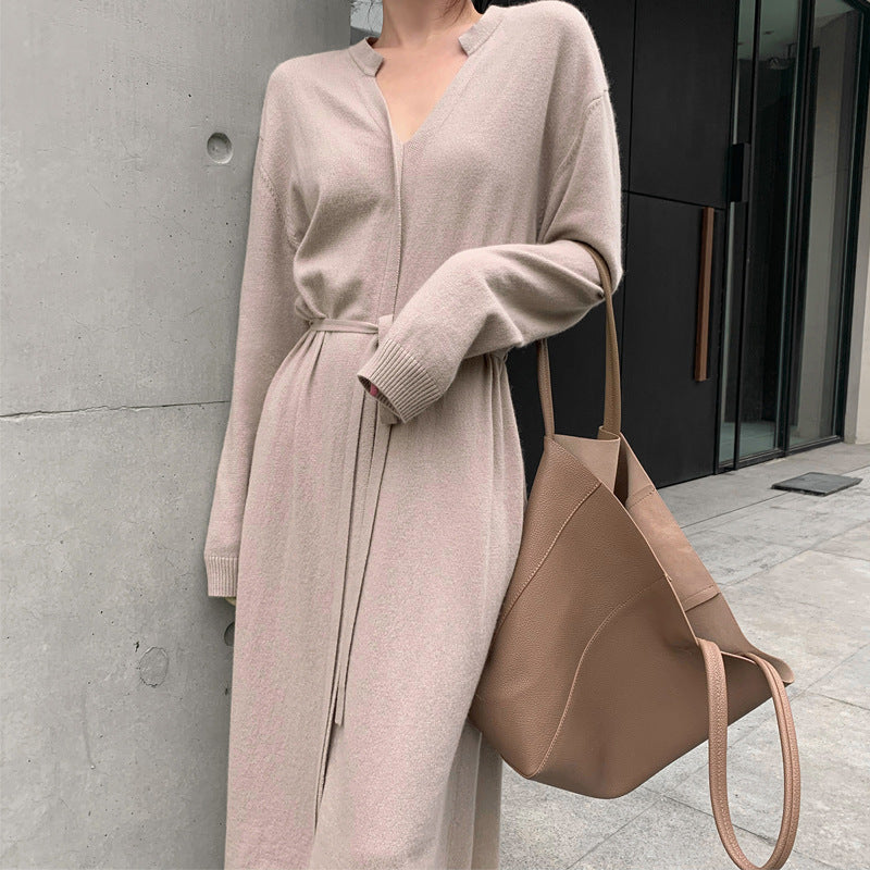 Damen Langstrickkleid mit Bindegürtel und V-Ausschnitt R&B