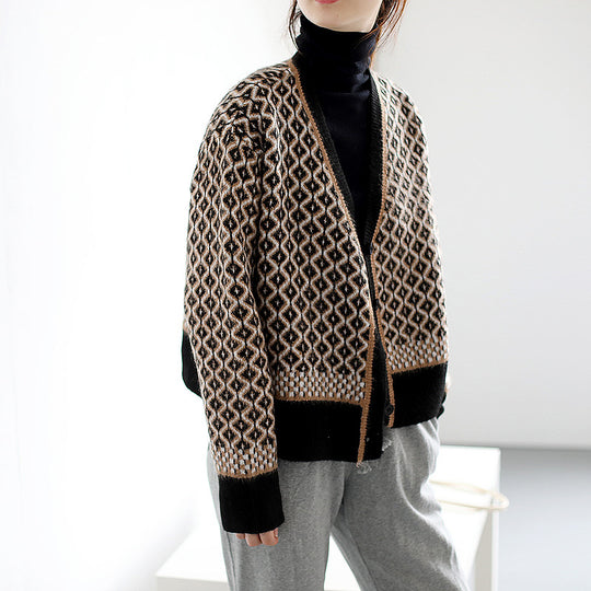 Damen Gemusterte Strickjacke mit innovativem Zopfmuster und oversized Schnitt R&B