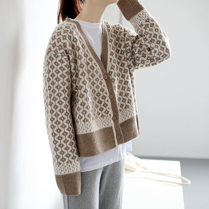 Damen Gemusterte Strickjacke mit innovativem Zopfmuster und oversized Schnitt R&B