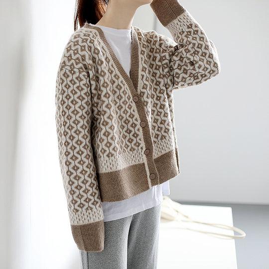 Damen Gemusterte Strickjacke mit innovativem Zopfmuster und oversized Schnitt R&B