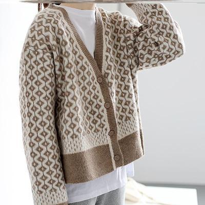 Damen Gemusterte Strickjacke mit innovativem Zopfmuster und oversized Schnitt R&B