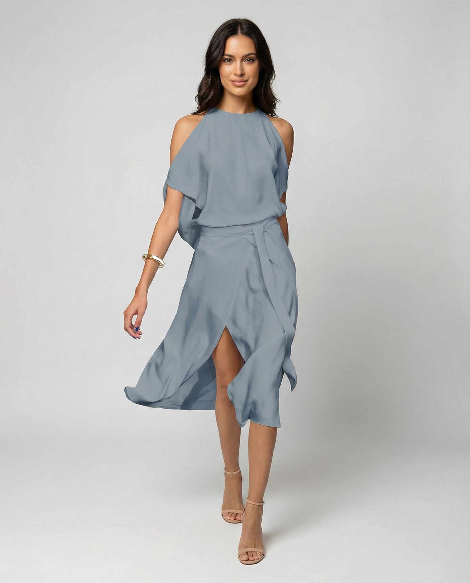 Elegantes Kleid mit modischen Schulterausschnitten.