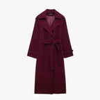 R&B | Eleganter Trenchcoat in Bordeauxrot mit Gürtel