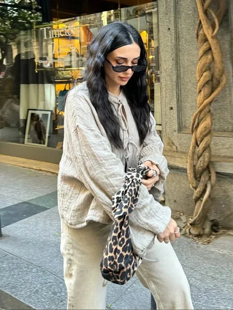 R&B | Schnürpullover mit Modernem Detail