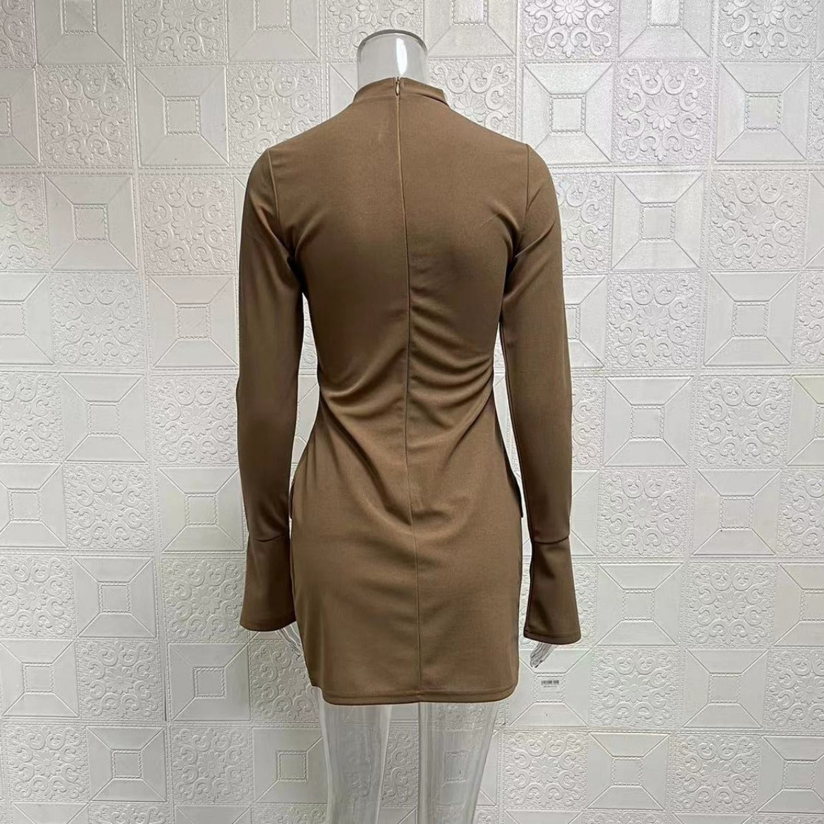 R&B | Schmal geschnittenes, langärmeliges, hüftumspielendes Kleid