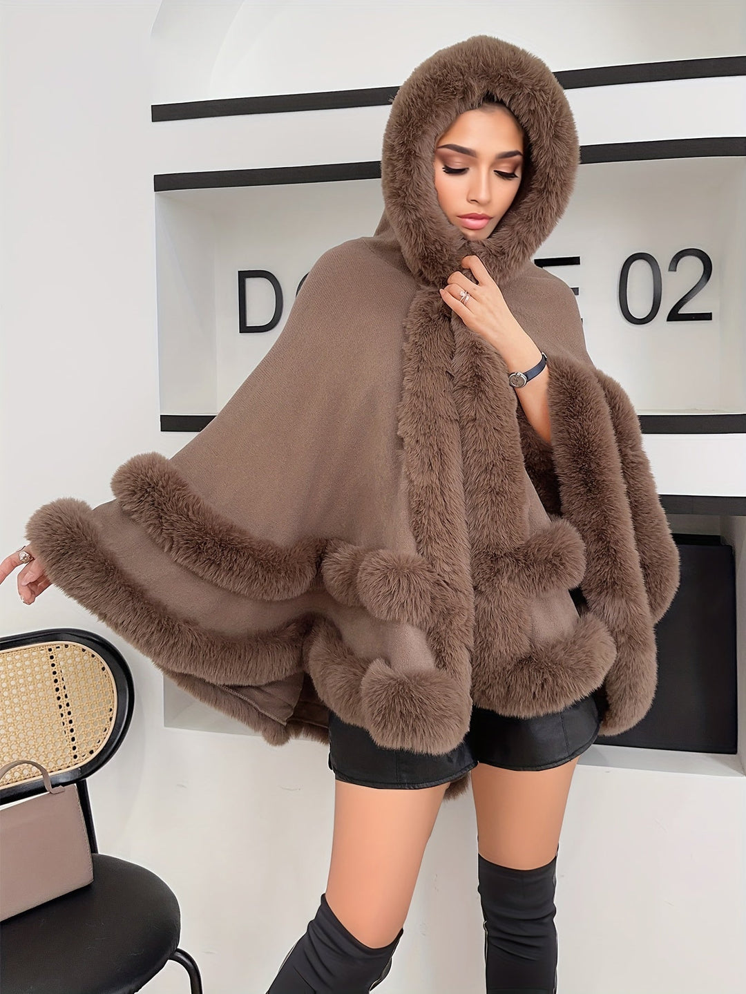 R&B | Oversized Furry Cape Jacke für Frauen