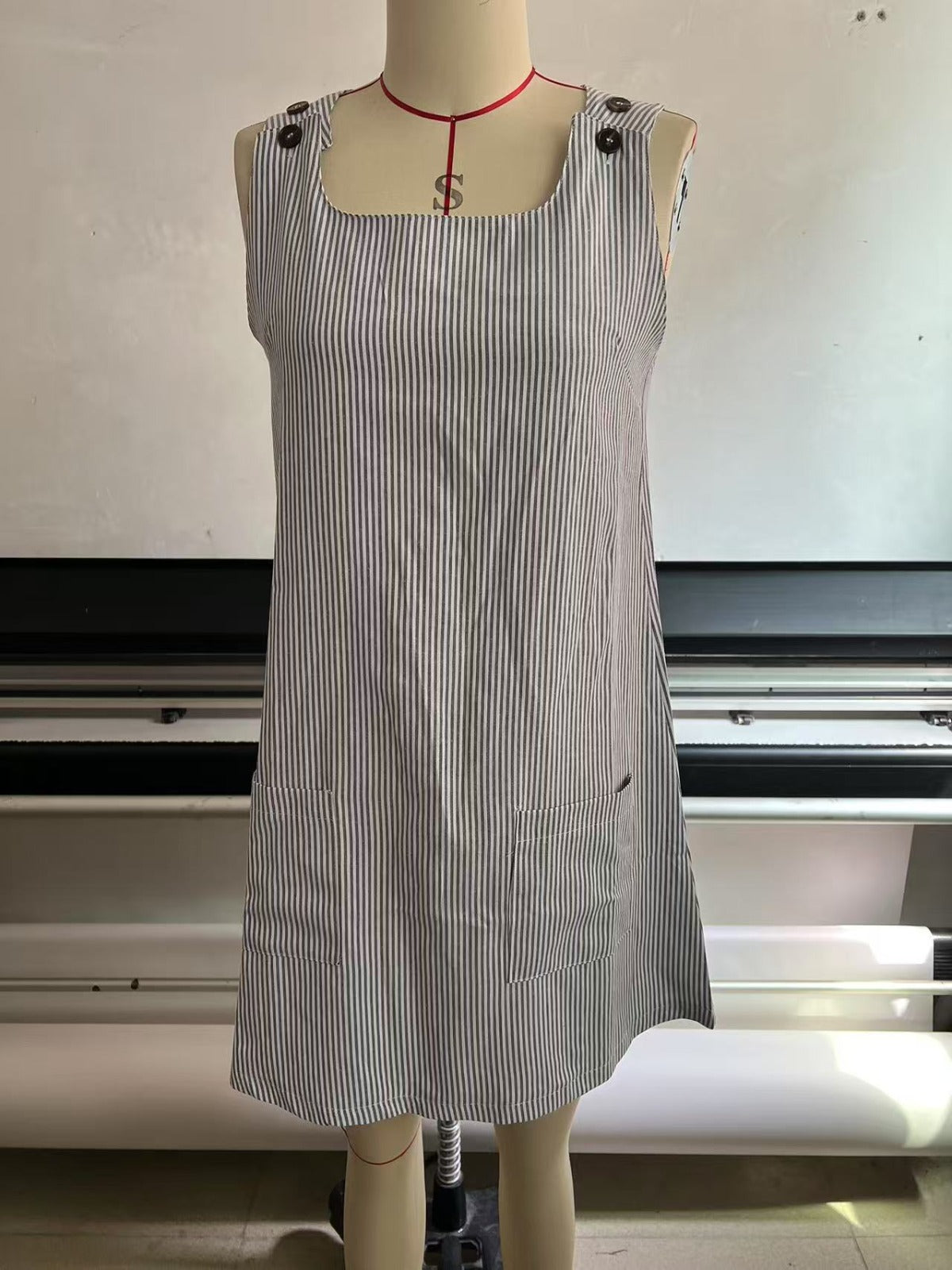 R&B | Gestreiftes Kleid mit Knopfleiste