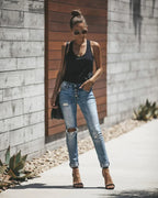 Hellblaue zerrissene Jeans