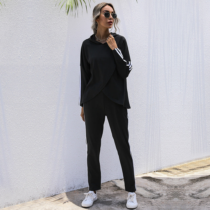 Damen Sportliches Set mit Kapuze und seitlichen Streifen R&B