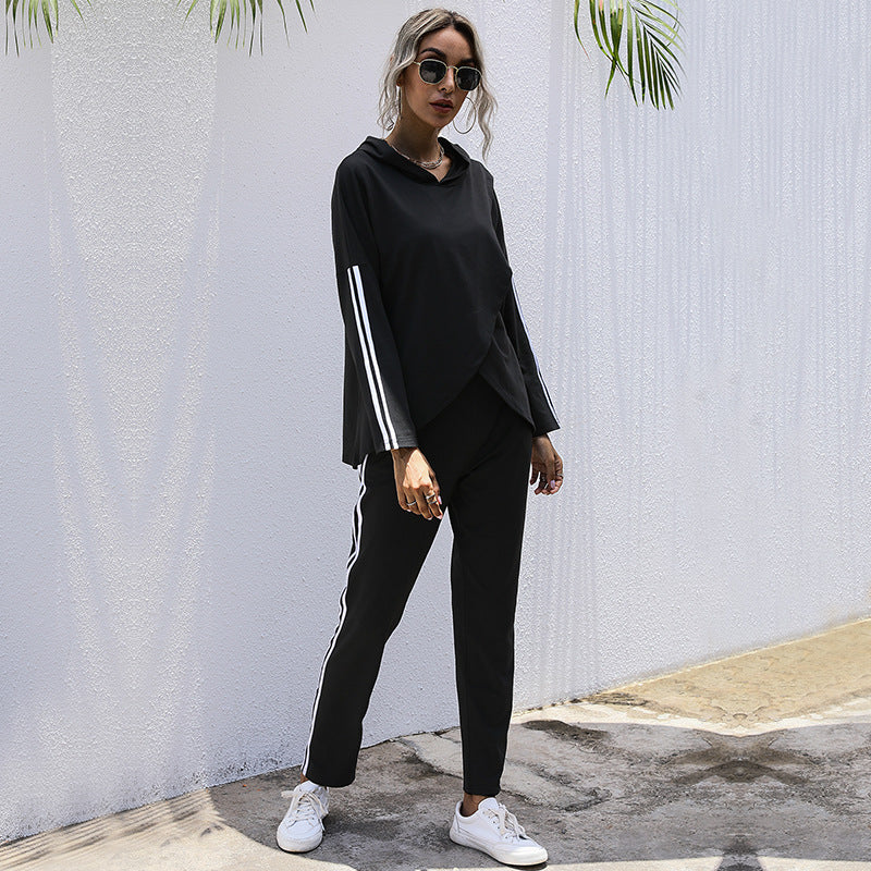 Damen Sportliches Set mit Kapuze und seitlichen Streifen R&B
