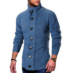 Herren Strickjacke mit hohem Kragen und dekorativen Knopfdetails