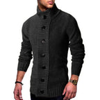 Herren Strickjacke mit hohem Kragen und dekorativen Knopfdetails