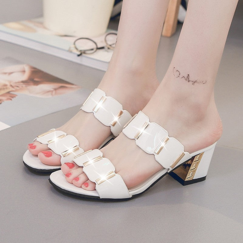 Damen nan Patent-Sandalette mit zwei breiten Zierriemen und goldakzentuiertem Blockabsatz R&B