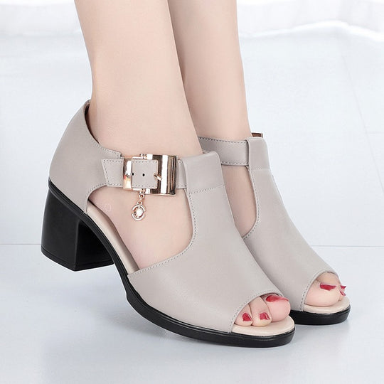 Damen nan offene Sandalette mit seitlichen Ausschnitten, verstellbarem Schnallenriemen und stabilem Blockabsatz R&B