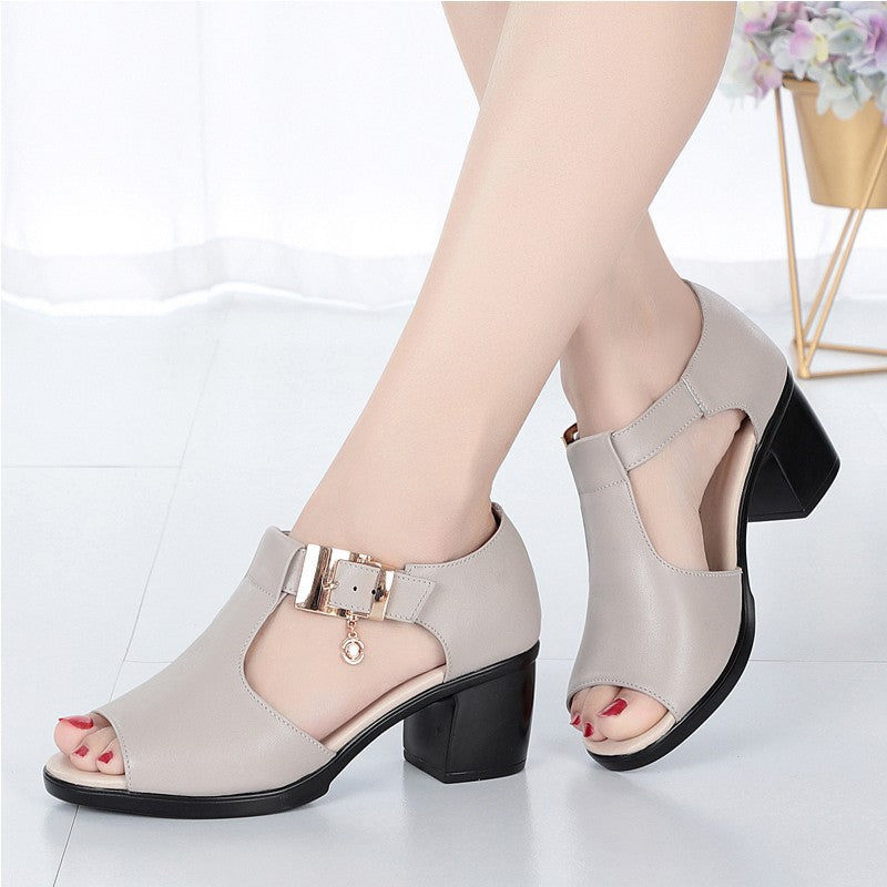 Damen nan offene Sandalette mit seitlichen Ausschnitten, verstellbarem Schnallenriemen und stabilem Blockabsatz R&B