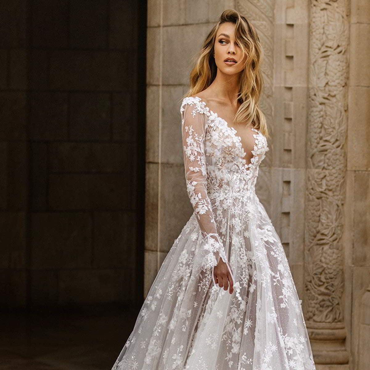Damen Elegantes Hochzeitskleid mit floralen Spitzenapplikationen und tiefem V-Ausschnitt R&B