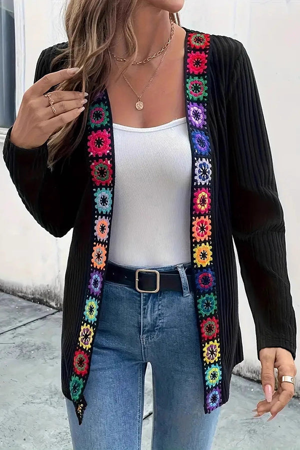 R&B | Boho Strickjacke mit Blumenbesatz und Langen Ärmeln