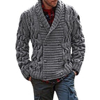 Herren Strickjacke mit doppelter Knopfleiste und kreativem Zopfmuster