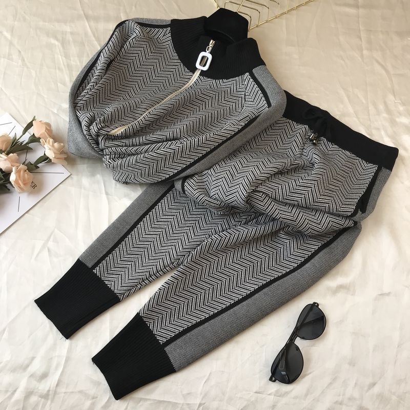Damen sportliches und modernes Freizeitset mit kontrastierenden Mustern R&B