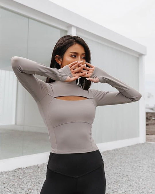 Damen figurbetontes Sportoberteil mit hohem Kragen und Cut-Out-Detail R&B