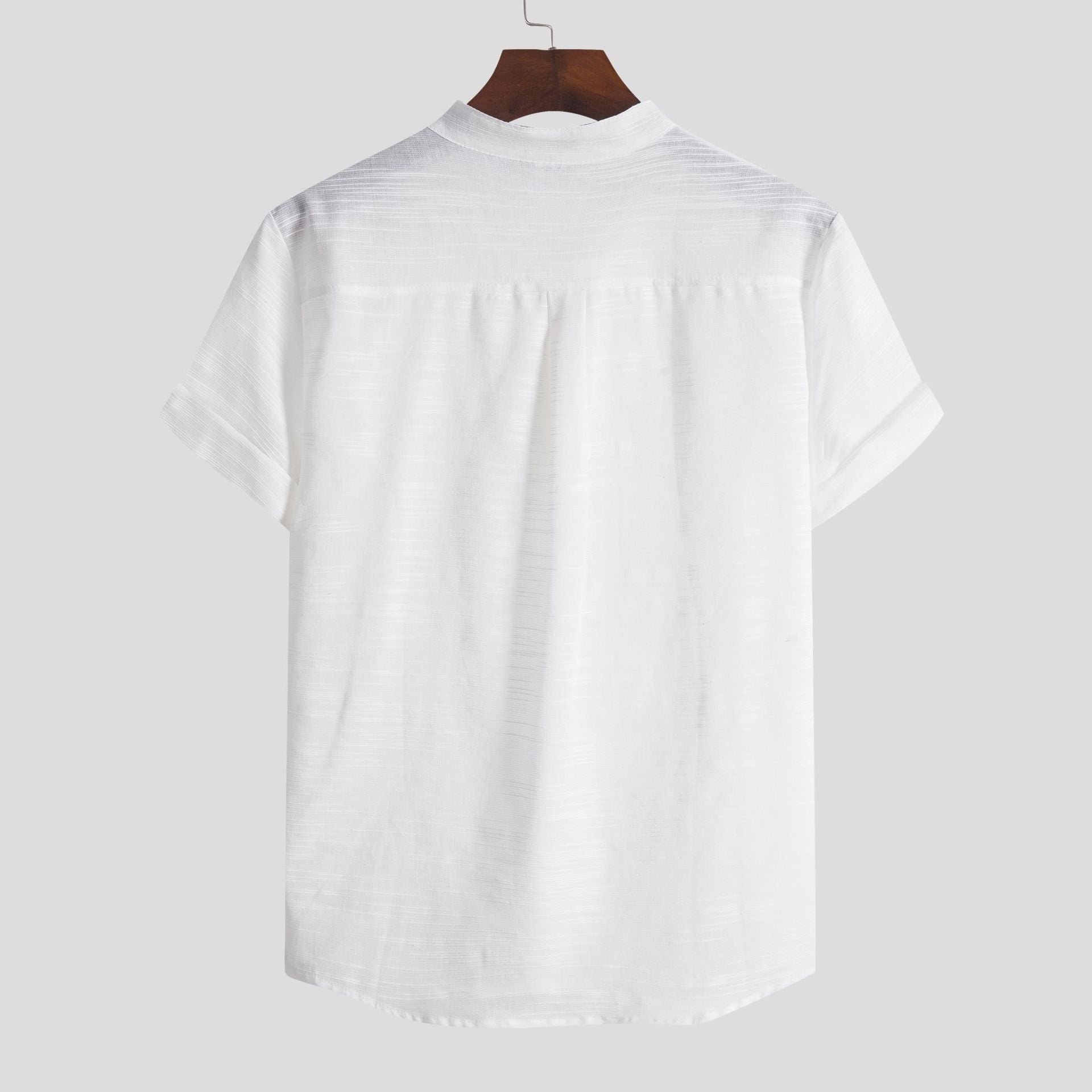 Herren Kurzarmhemd mit innovativem Henley-Ausschnitt und atmungsaktiver Struktur