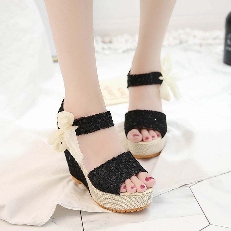 Damen Wedge-Sandaletten mit ornamentalen Riemen und flauschigem Fußbett R&B