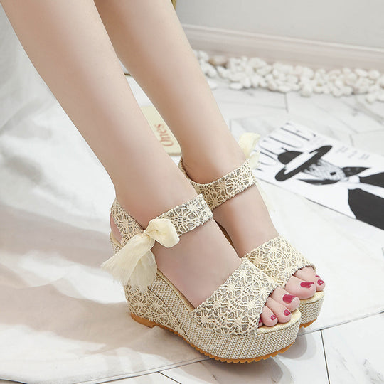 Damen Wedge-Sandaletten mit ornamentalen Riemen und flauschigem Fußbett R&B
