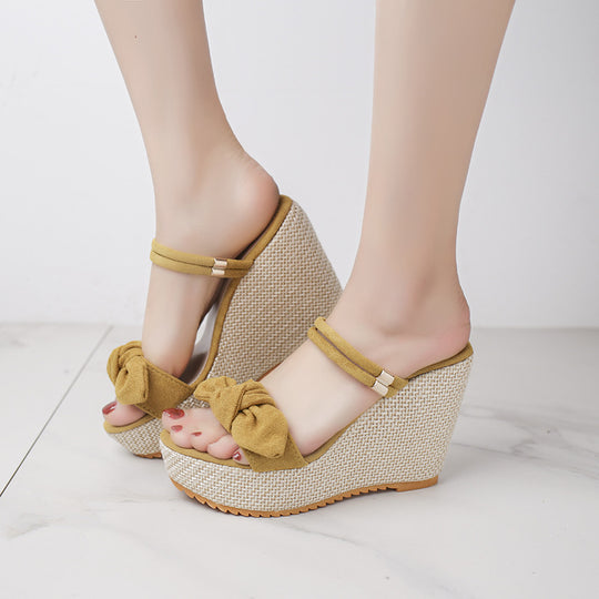 Damen Wedge-Sandalen mit dekorativem Riemchen und trendigem Blumenmotiv R&B