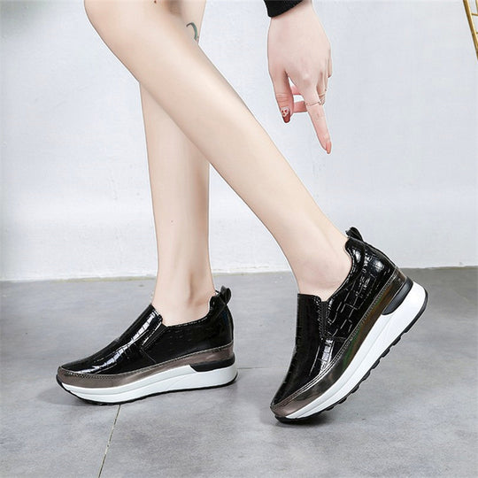Damen Slip-On Sneakers mit modernem Lackleder und trendigem Metallic-Detail R&B