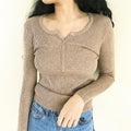 Damen enganliegendes Langarmshirt mit feinem Rippstrick und dekorativen Knopfdetails R&B
