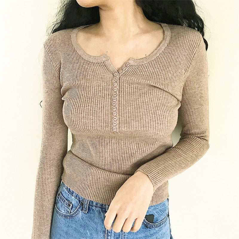 Damen enganliegendes Langarmshirt mit feinem Rippstrick und dekorativen Knopfdetails R&B