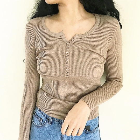 Damen enganliegendes Langarmshirt mit feinem Rippstrick und dekorativen Knopfdetails R&B