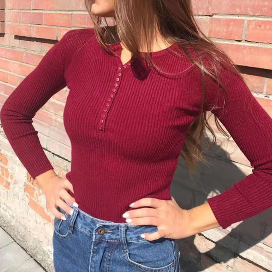 Damen enganliegendes Langarmshirt mit feinem Rippstrick und dekorativen Knopfdetails R&B