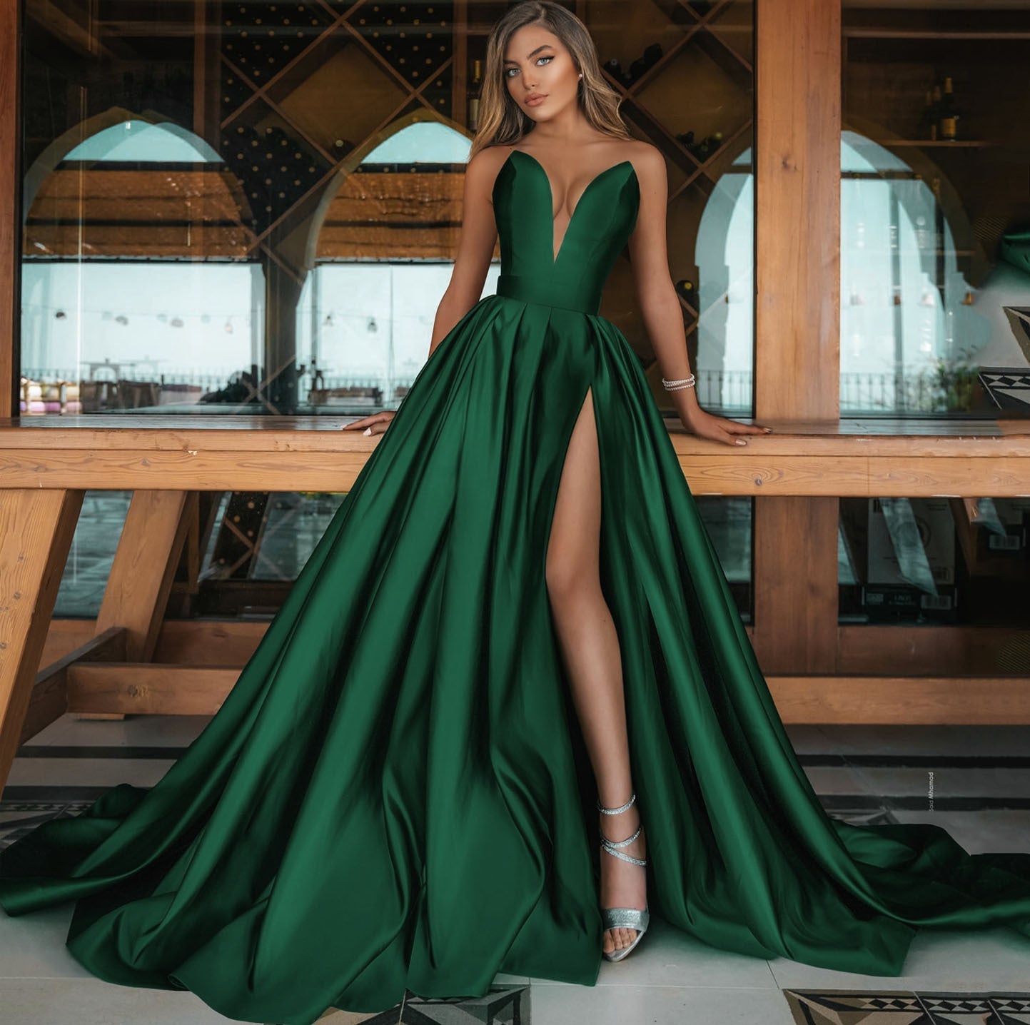 Damen Glamouröses Abendkleid mit tiefem V-Ausschnitt und eleganter Schleppe R&B