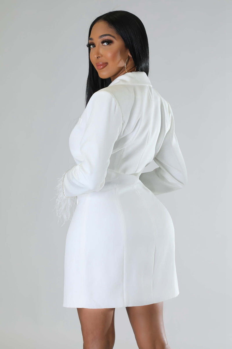 Weißes Blazerkleid mit gefiederten Ärmeln