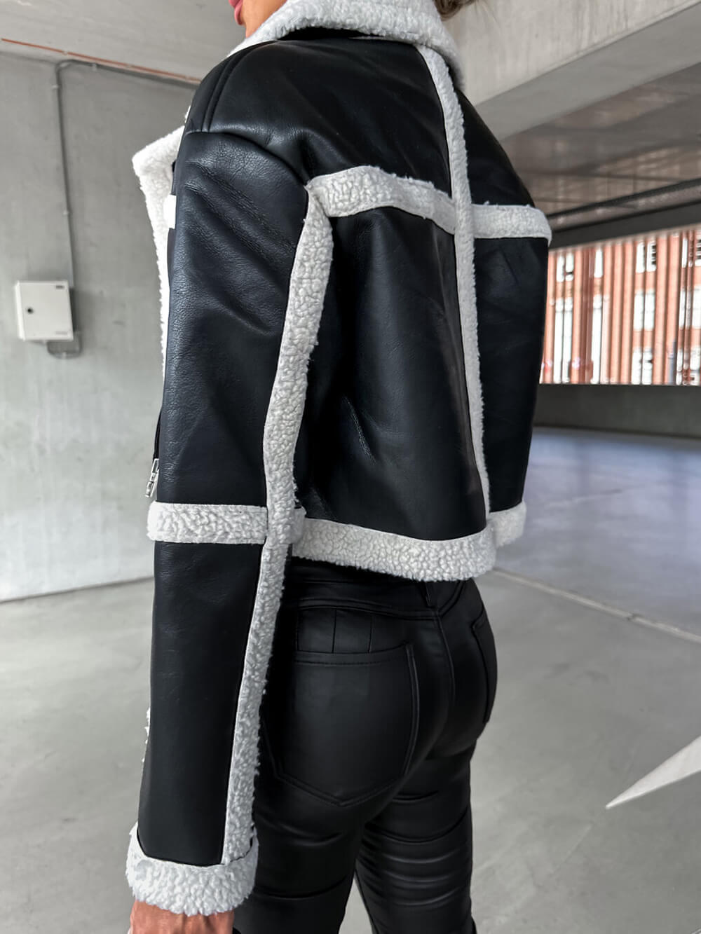 R&B | Elegante Lederjacke mit Plüschbesatz